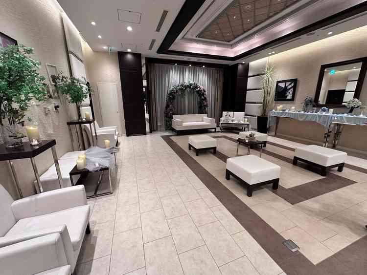 芝のない披露宴会場にはソファがたくさんありました。