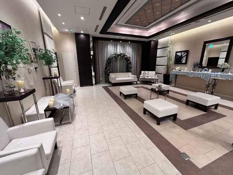 芝のない披露宴会場にはソファがたくさんありました。