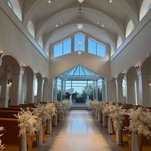 リゾート婚のような雰囲気の挙式場。天井がとても高く広々していて青い空や自然光がとても美しいです。