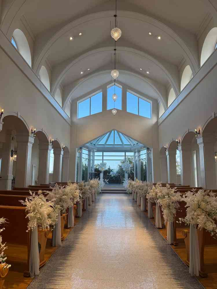 リゾート婚のような雰囲気の挙式場。天井がとても高く広々していて青い空や自然光がとても美しいです。