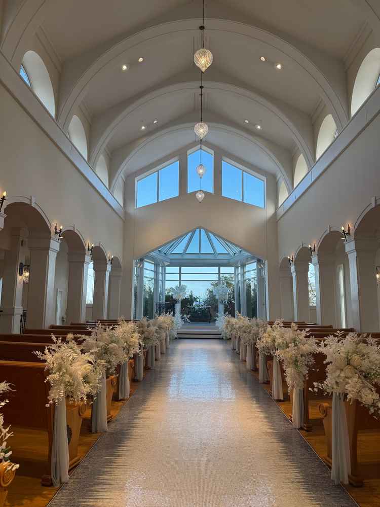 リゾート婚のような雰囲気の挙式場。天井がとても高く広々していて青い空や自然光がとても美しいです。