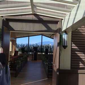 挙式会場の手前に扉で仕切られたスペースがあり、会場の扉が開いた際に通路が見えたり無関係な方が見えたり