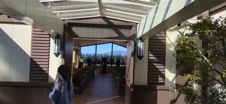 挙式会場の手前に扉で仕切られたスペースがあり、会場の扉が開いた際に通路が見えたり無関係な方が見えたり