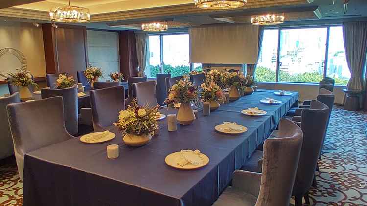 会場の前方にスクリーンがあるので、動画など流す時も、招待客の席からばっちり見えそうです。