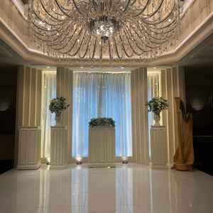 チャペルは大きなシャンデリアがあり綺麗だった。床は白を基調としていて清潔感がある。