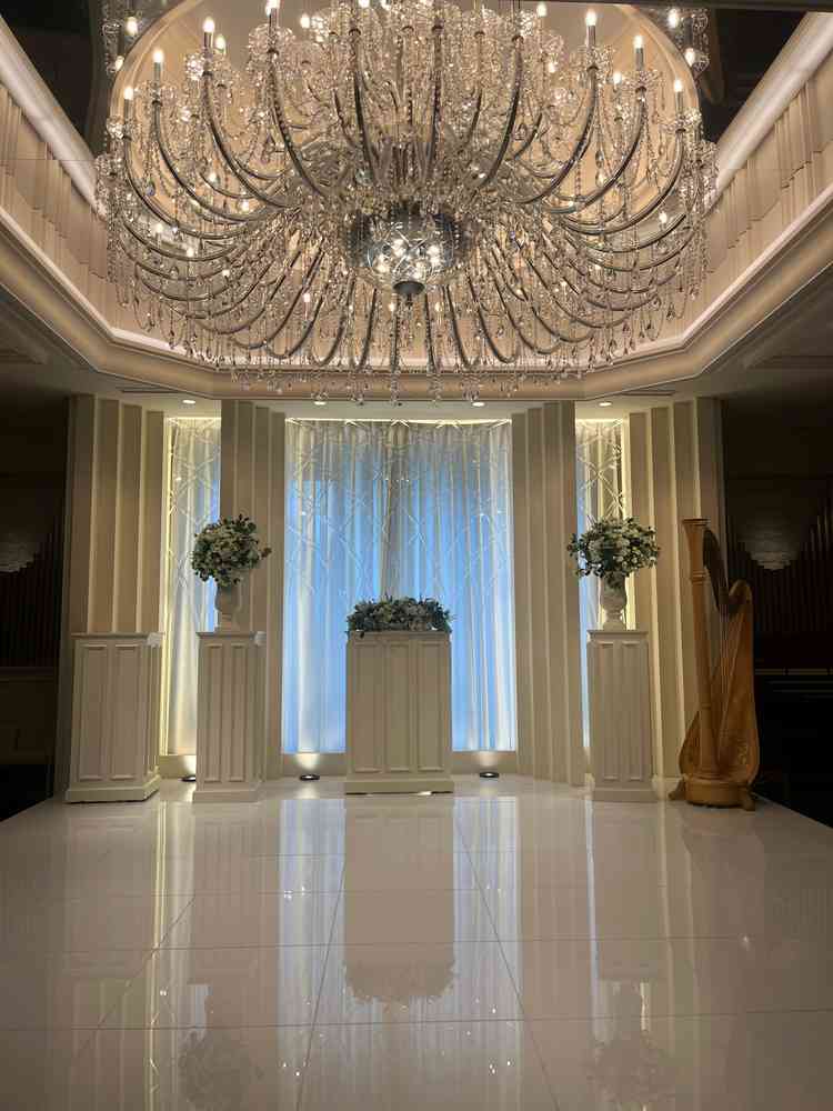 チャペルは大きなシャンデリアがあり綺麗だった。床は白を基調としていて清潔感がある。