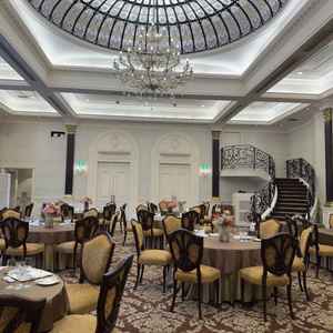 全体的にシックな印象で、かつ登場を階段からできるサプライズ感が良かったです。お庭も綺麗でした。