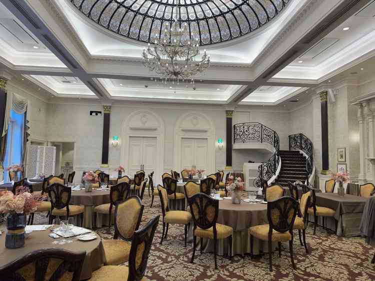 全体的にシックな印象で、かつ登場を階段からできるサプライズ感が良かったです。お庭も綺麗でした。