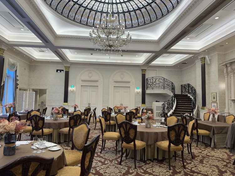 全体的にシックな印象で、かつ登場を階段からできるサプライズ感が良かったです。お庭も綺麗でした。