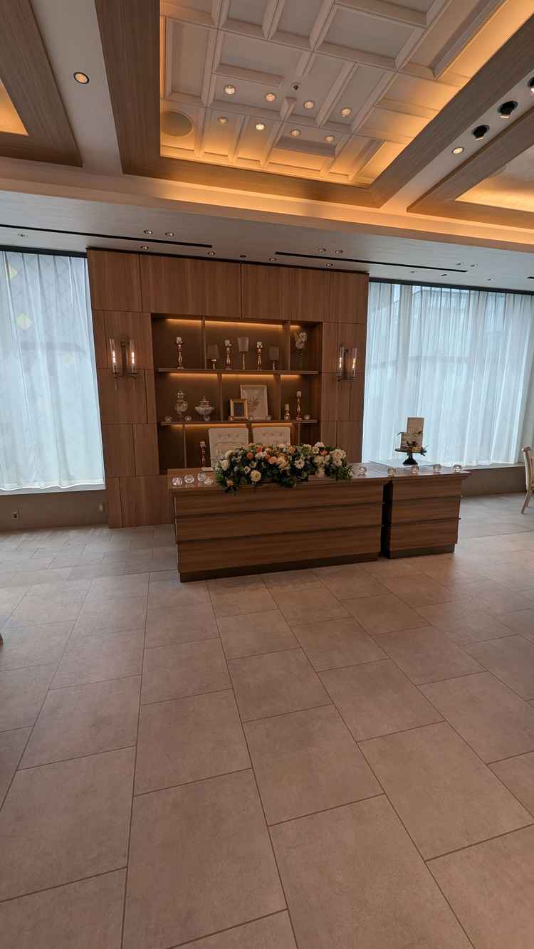 ナチュラルで上品なコーディネートの披露宴会場