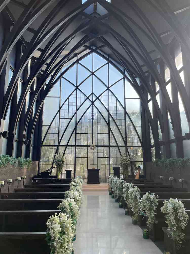 建物1階のチャペル入り口からの写真です。写真よりも実際に目で見た時の方が壮大で印象が良かった。