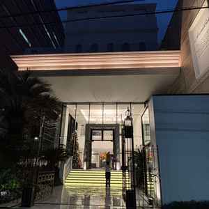 式場の外観。エントランスはガラス張りでおしゃれでした。大通りに面していて場所が分かりやすかったです。