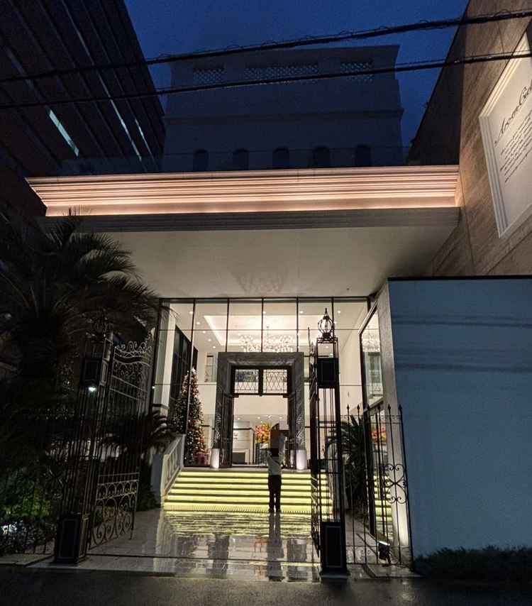 式場の外観。エントランスはガラス張りでおしゃれでした。大通りに面していて場所が分かりやすかったです。