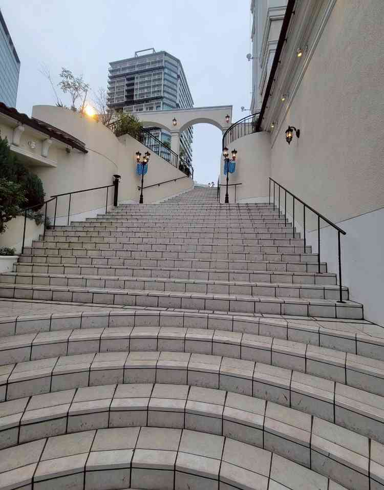 階段でフラワーシャワーができる点が魅力的