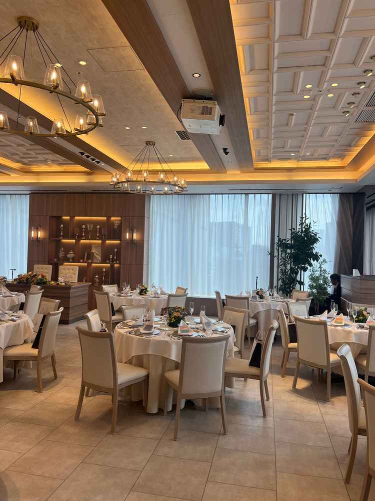 こじんまりとした披露宴会場に見えますが、100名規模も入れます。