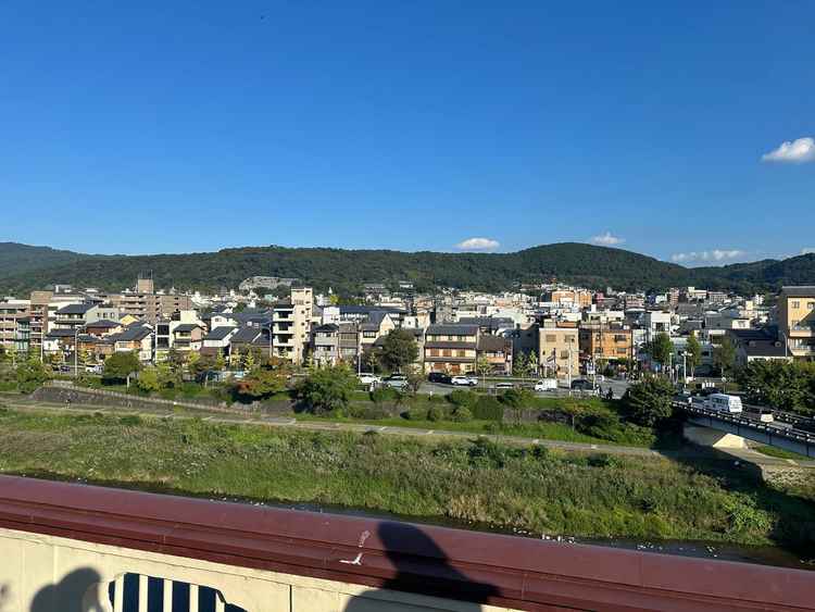挙式会場横の空間から見える景色です。ベランダのようになっており、そちらでファーストミートなどが行える
