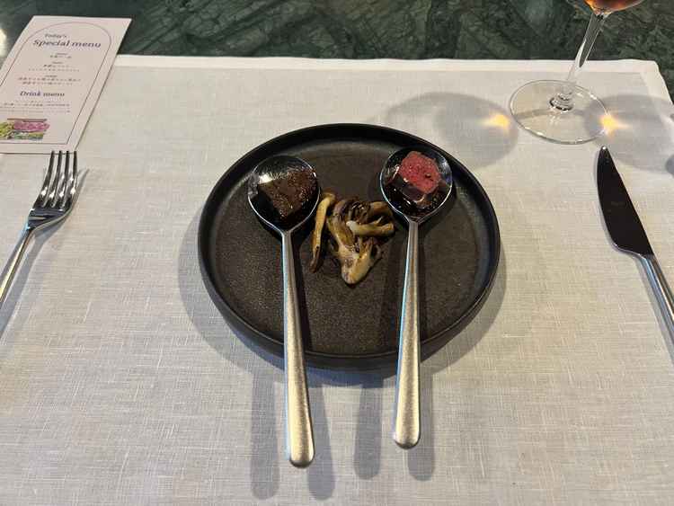 試食のお肉、特に左のお肉がホロホロでとても好みでした。