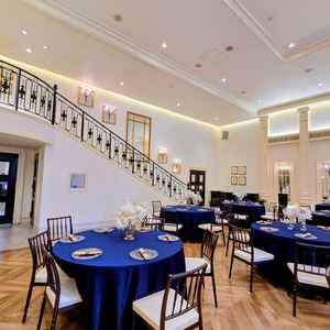 シンプルだけど洗練されていて華やかな披露宴会場。