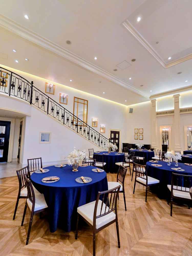 シンプルだけど洗練されていて華やかな披露宴会場。