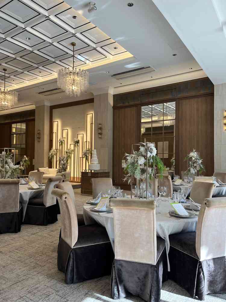 披露宴会場の1つ。シンプルで大人っぽい雰囲気の内装。