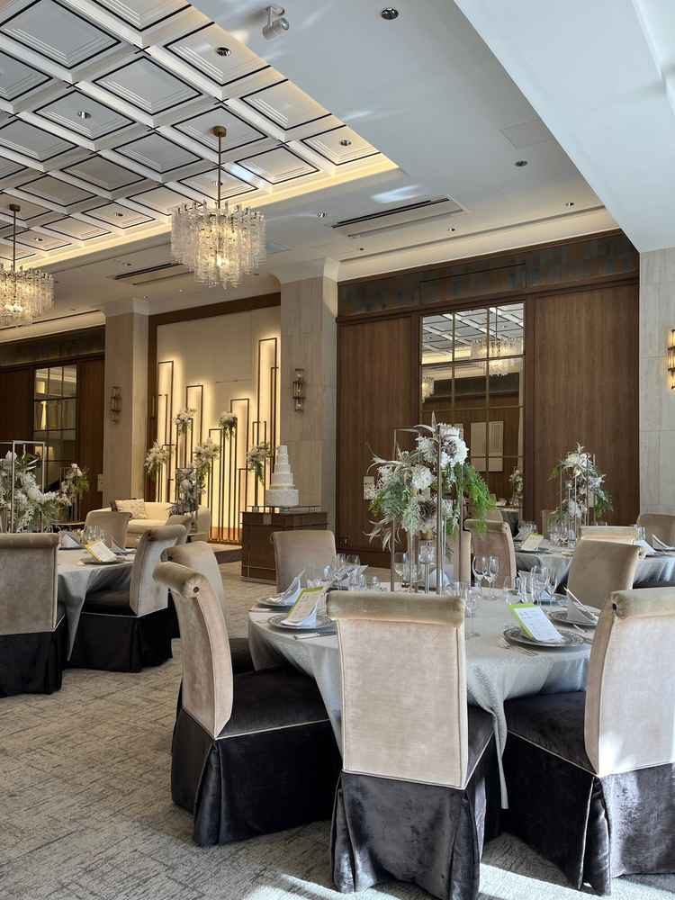 披露宴会場の1つ。シンプルで大人っぽい雰囲気の内装。