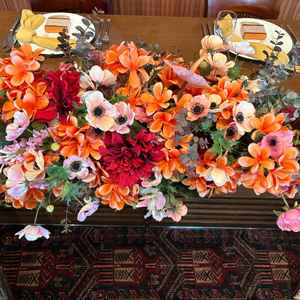 披露宴時のメインテーブル、お花も様々なアレンジが可能との事でしたので、雰囲気作りにいいと思いました。