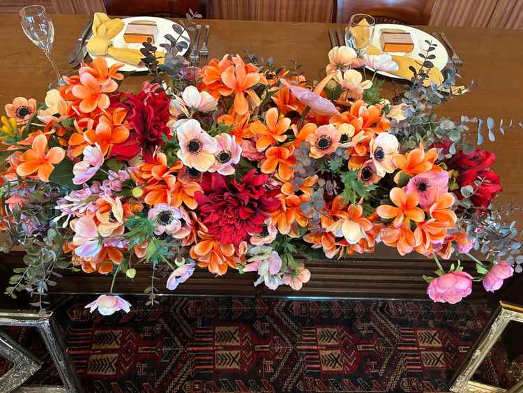 披露宴時のメインテーブル、お花も様々なアレンジが可能との事でしたので、雰囲気作りにいいと思いました。