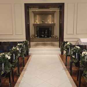 チャペル入り口には本物の暖炉がありました。家族団欒などの意味があるそうです。装飾も可能です。