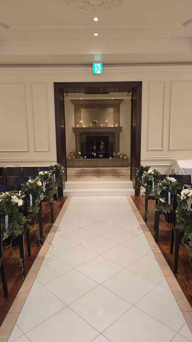 チャペル入り口には本物の暖炉がありました。家族団欒などの意味があるそうです。装飾も可能です。