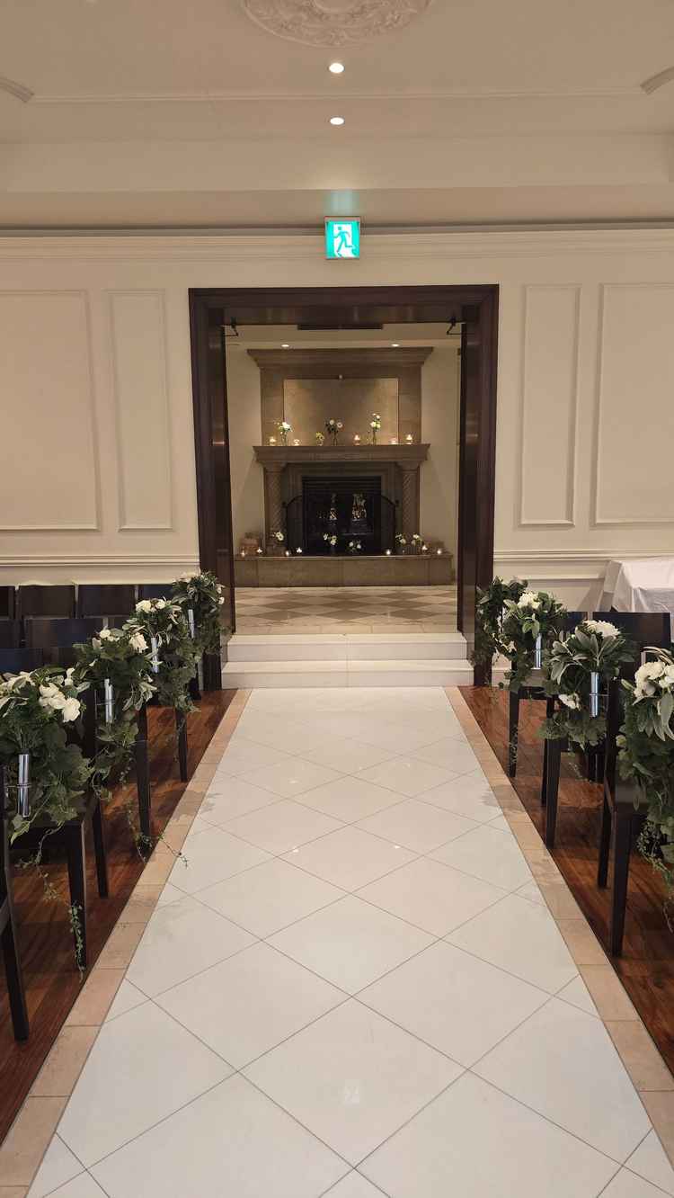 チャペル入り口には本物の暖炉がありました。家族団欒などの意味があるそうです。装飾も可能です。