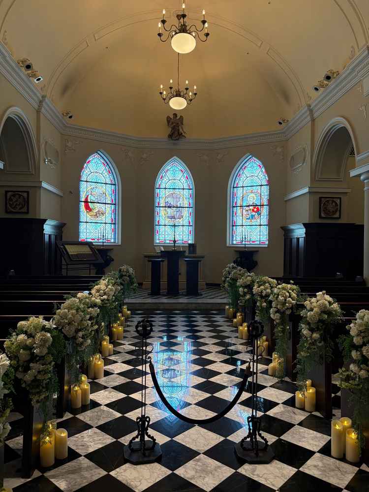 チャペル内の写真でステンドグラスが床に反射する作りになっている。