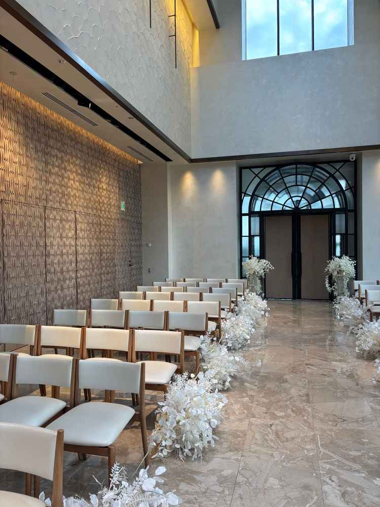 バージンロードです。白基調でとても素敵でした。