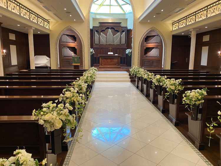 子供連れのゲスト用に、マジックミラーの部屋が併設されているチャペルが魅力的だった。