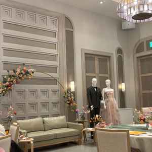 風の教会であげた場合の披露宴会場。ガーデンにはプールがありました。ガーデン挙式も可能だそうです。