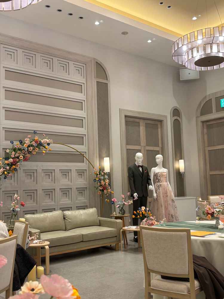 風の教会であげた場合の披露宴会場。ガーデンにはプールがありました。ガーデン挙式も可能だそうです。