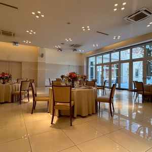 披露宴会場。大きな窓がついており、自然光が入ります。シンプルで、イメージを実現しやすいと思いました。