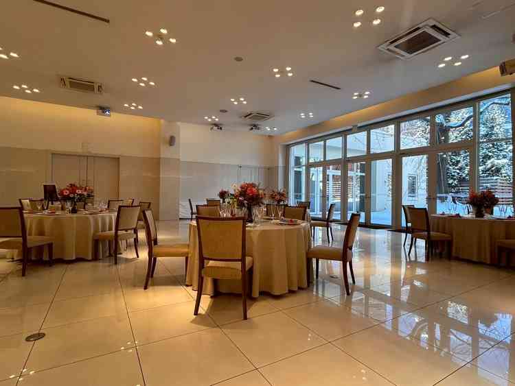 披露宴会場。大きな窓がついており、自然光が入ります。シンプルで、イメージを実現しやすいと思いました。