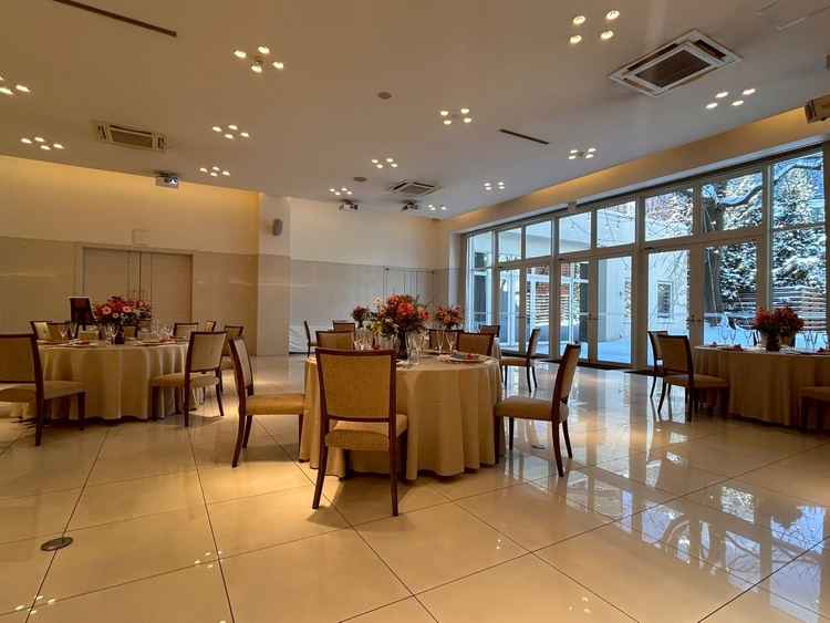 披露宴会場。大きな窓がついており、自然光が入ります。シンプルで、イメージを実現しやすいと思いました。