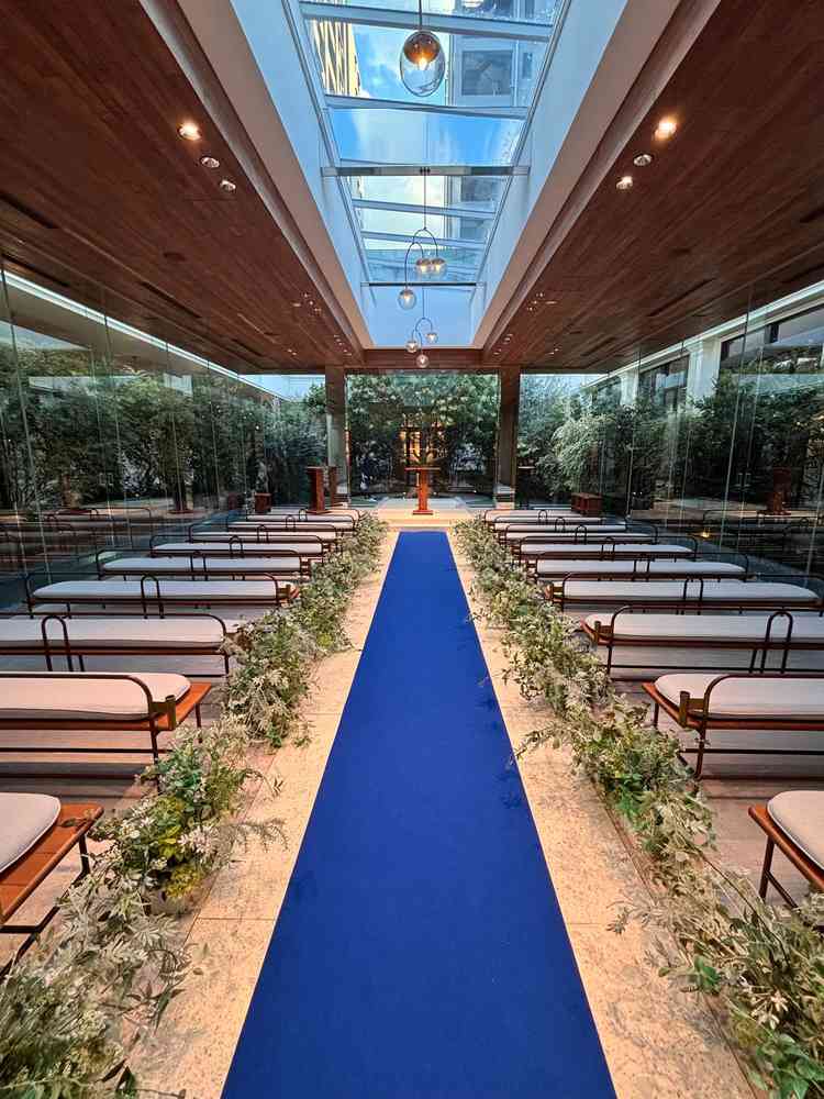 挙式会場。青いカーペットは取り外し可能で、外すとまた雰囲気が変わって綺麗でした。