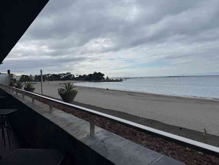 1階は海が近くて波音も聞こえます。