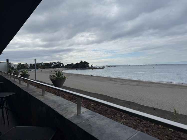 1階は海が近くて波音も聞こえます。