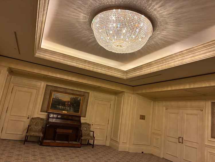 ロビーには、豪華なシャンデリアがありました。