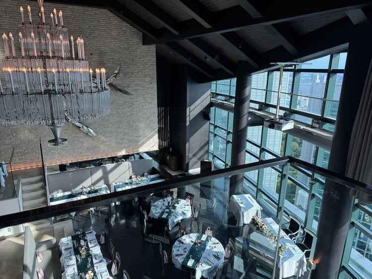 披露宴会場の登場階段上から撮った写真