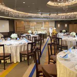 披露宴会場「瑠璃」。無数の星が瞬くような天井演出が印象的な、ワンフロア完結型の披露宴会場でした。