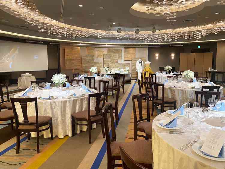 披露宴会場「瑠璃」。無数の星が瞬くような天井演出が印象的な、ワンフロア完結型の披露宴会場でした。