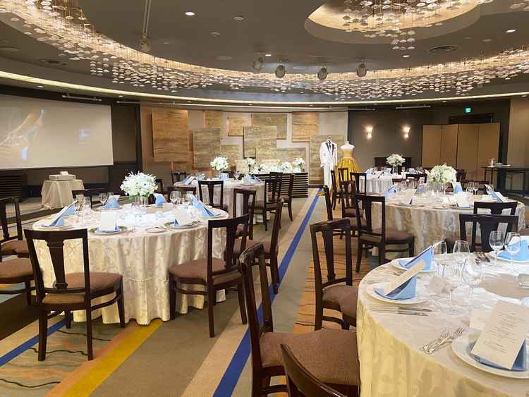 披露宴会場「瑠璃」。無数の星が瞬くような天井演出が印象的な、ワンフロア完結型の披露宴会場でした。