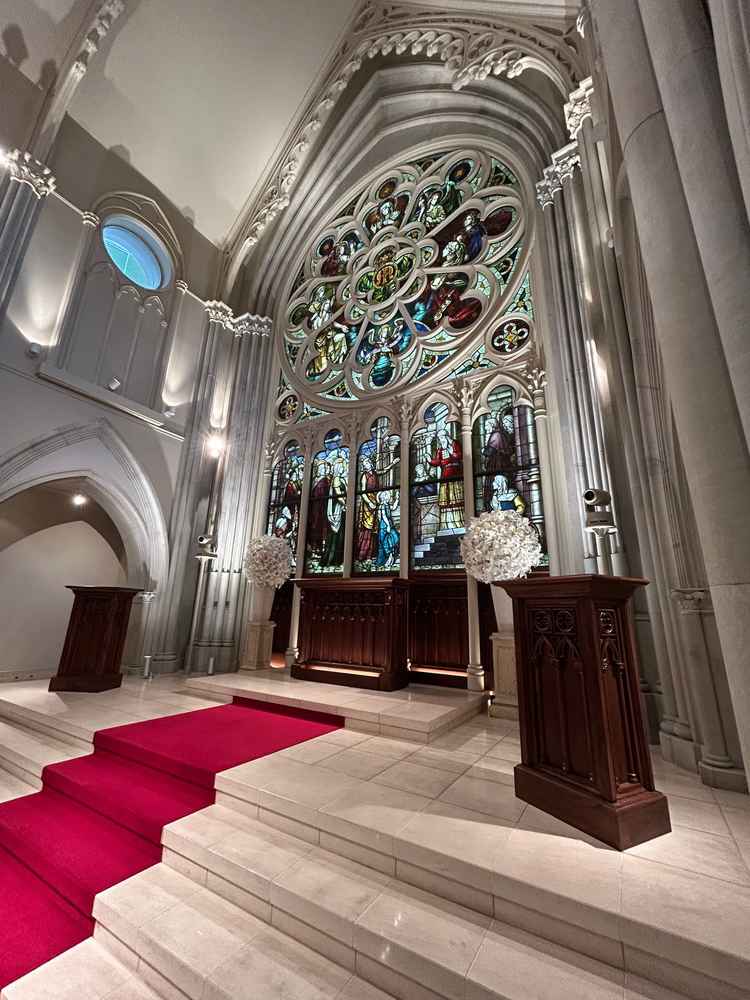 大聖堂の中。赤色のバージンロードに大きなステンドグラス。150年の歴史をほこる。