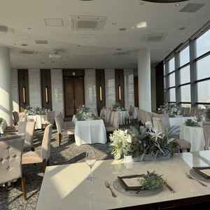 80名までokの披露宴会場。丸テーブルと長テーブルの組み合わせ自由で自由度が高い席配置ができる