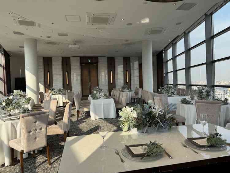 80名までokの披露宴会場。丸テーブルと長テーブルの組み合わせ自由で自由度が高い席配置ができる