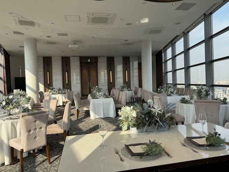 80名までokの披露宴会場。丸テーブルと長テーブルの組み合わせ自由で自由度が高い席配置ができる